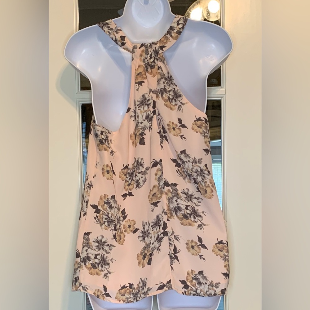 Versatile floral print summer top from DailyLook in size medium. - Picture 4 of 5